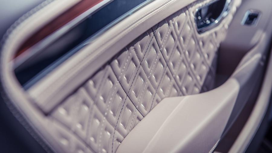 Детали интерьера Bentley Continental GT 2018 года  (UK) (фото 22 из 40)